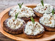 Рецепта Пълнени гъби печурки с крема сирене, пармезан и чесън